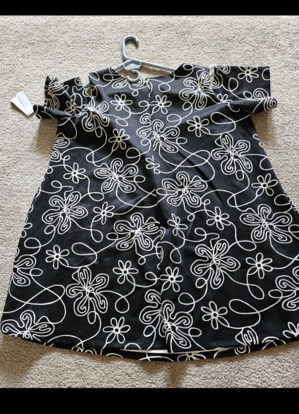 SIGNATURE by Robbie Bee White And Black Printed Dress With Tags.